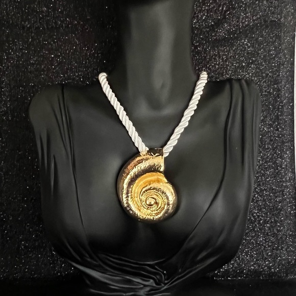 New Zara Gold Snail Shell Rope Necklace - Picture 2 of 5